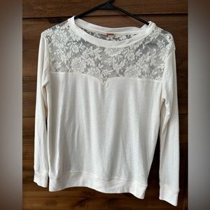 Adorable Poof women’s size medium Gorgeous lace accents. Excellent condition!